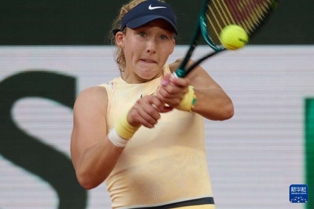 4防1被打穿！国足狼狈1幕：禁区内滑倒送礼，澳洲球迷狂欢.